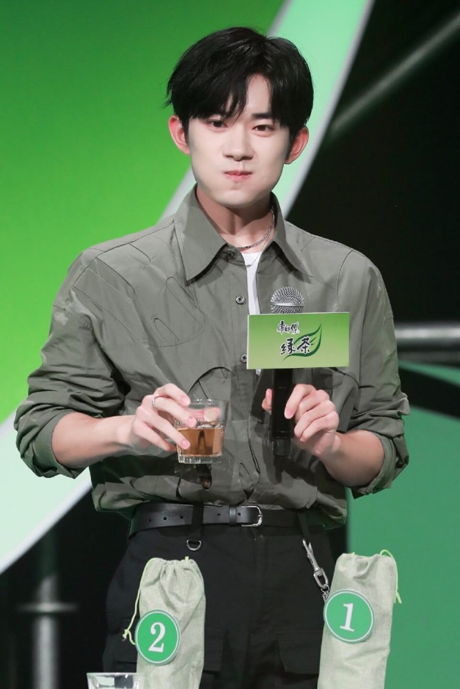 易烊千玺老婆专属头像!一换存万年!嘟嘟嘴的时候爱了爱了!