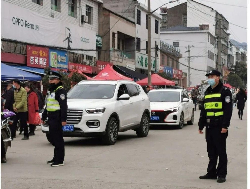 春节期间,草盘街上采购年货,走亲访友的行人,车辆往来穿梭,为了确保