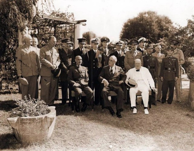 开罗会议三巨头的战略智慧谁高谁低?在解决香港问题上高下立判