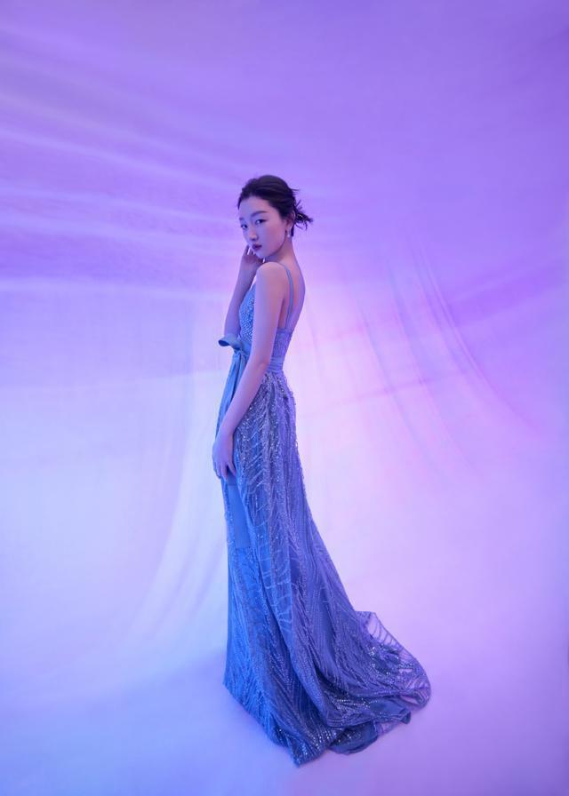 周冬雨成全球最美面孔穿吊带裙上春晚清纯脱俗承诺以后多洗脸