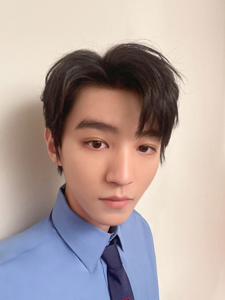 王俊凯情人节自拍粉丝福利来了