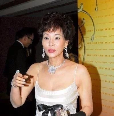 赌王三太陈婉珍:护工出身,长相平平,为何能讨得赌王欢心?