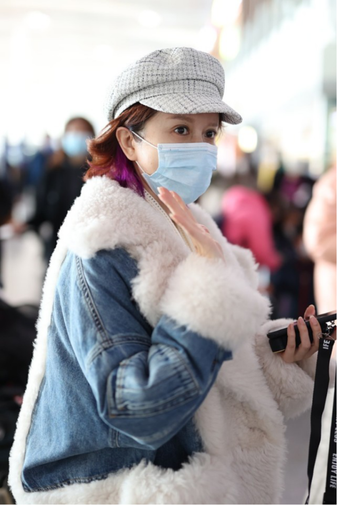 金巧巧老板娘架势真强,牛仔装穿出贵妇气质,一身成熟魅力好动人_腾讯