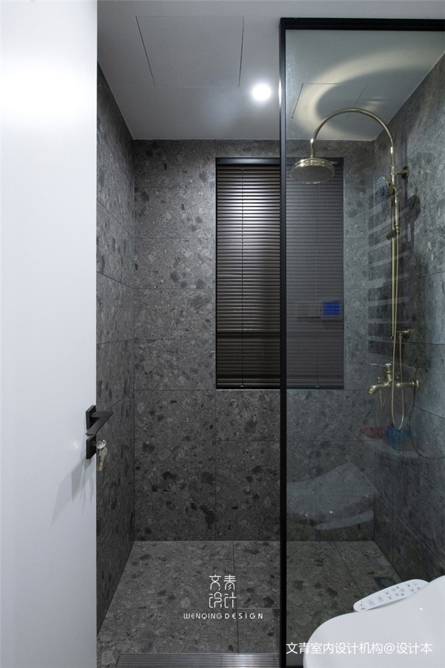 深灰与金色交织,打造恰到好处的张扬感