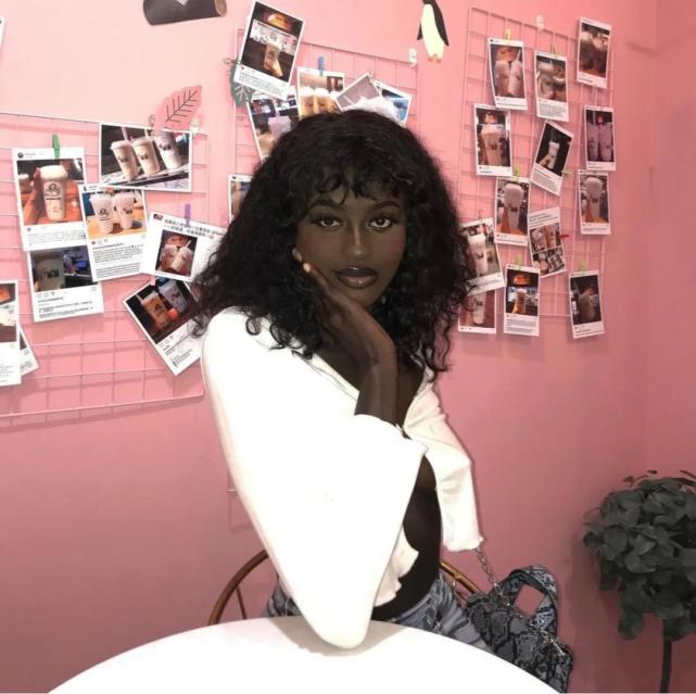 黑成碳也美成仙,极致对比颠覆传统审美,身材和颜值让人不可复刻