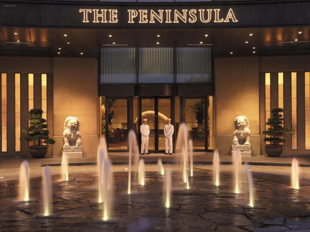 the peninsula tokyo东京半岛酒店客房内采用极简的设计,原木屏风隔出