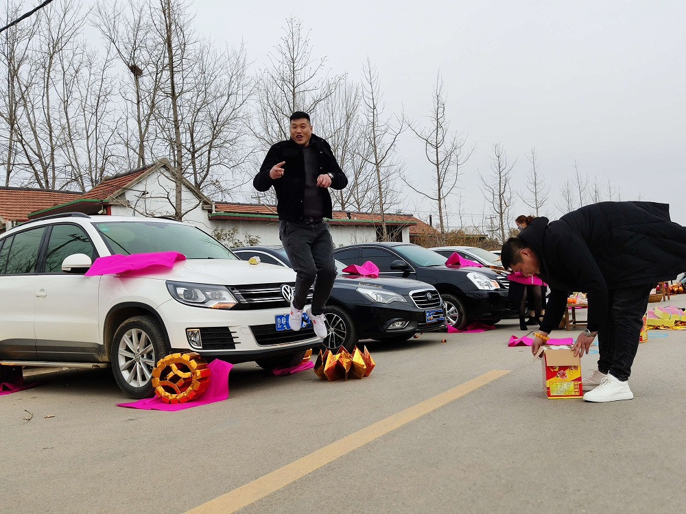 山东人早起拜年惊羡世人,鲁东南磕头祭车也杠杠滴!