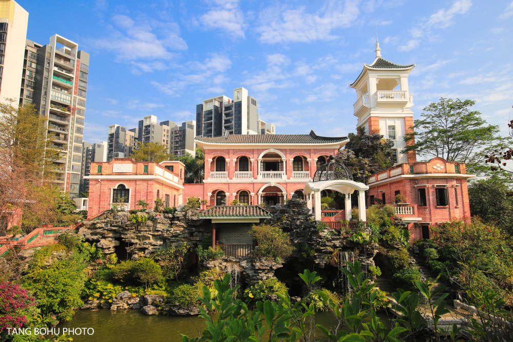 园林少不了亭台楼阁,小桥流水,假山花廊,奇花异木,其中最有特色的建筑