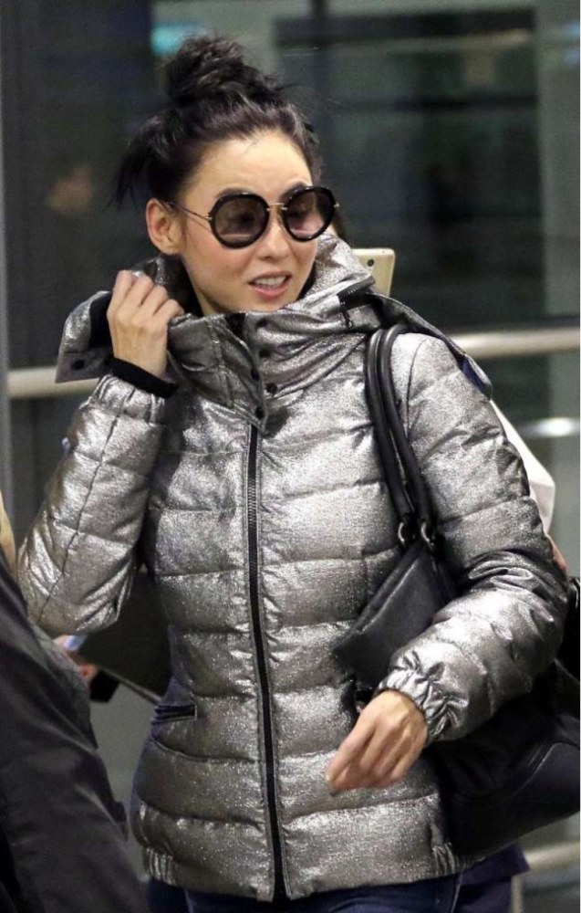 张柏芝看脸也有点老了牛仔裤配羽绒服造型普通全靠颜值在撑