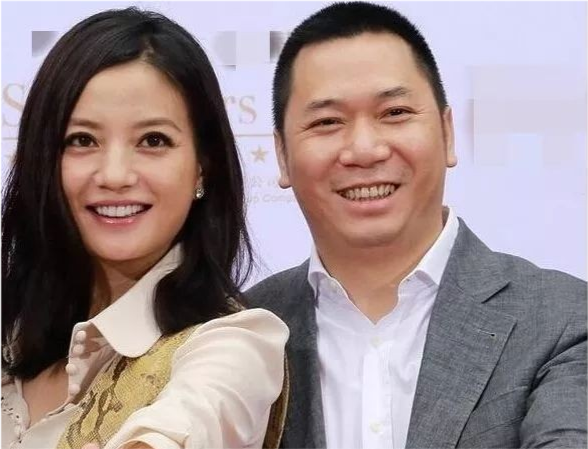 赵薇老公黄有龙发家史:从湖南穷小子到新加坡富商,曾与港姐热恋