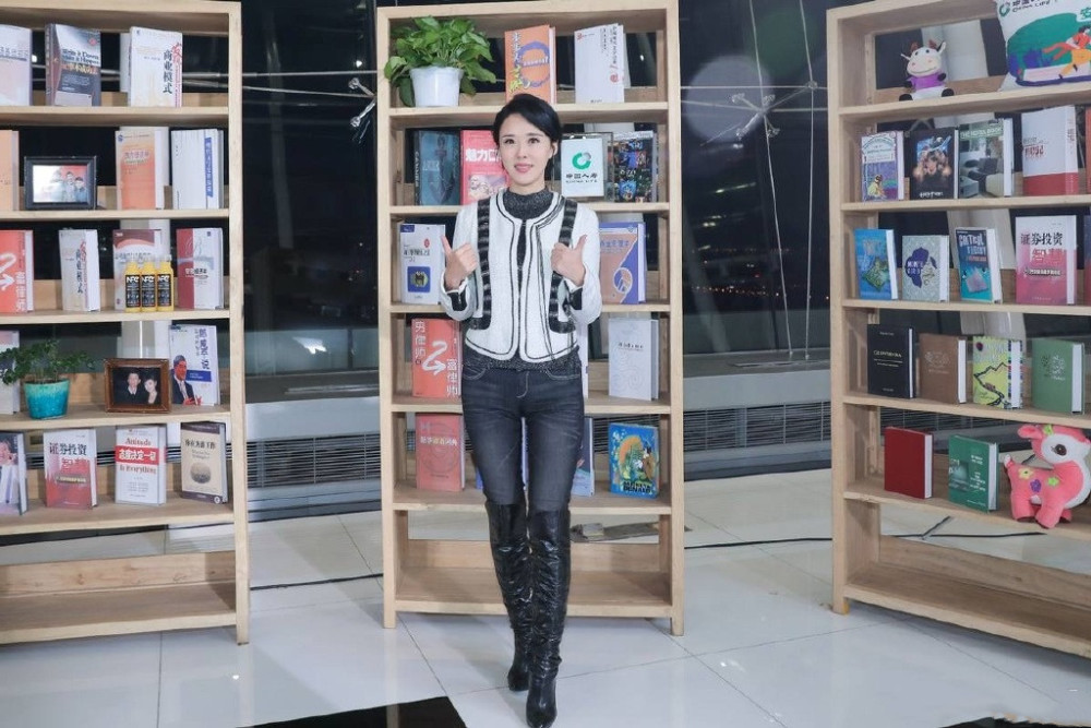 颜丹晨最美嫦娥不白叫的穿露脐装情人节上卫视雪白马蜂腰太晃眼