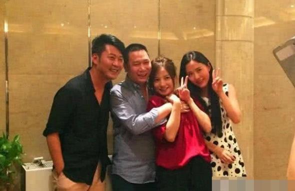 他与赵薇恋爱,最后转身却娶了她闺蜜,如今47岁百亿身家幸福!