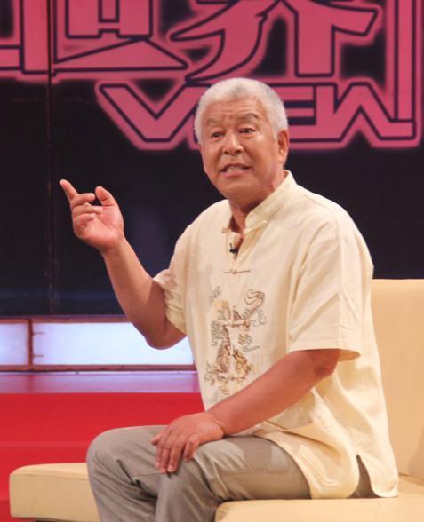 國家一級演員張洪傑,被癱瘓妻子和三個孩子吸血,75歲不敢退休