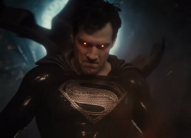 首先,黑衣超人的存在已经不是新闻了,在《钢铁之躯》中,超人选择了