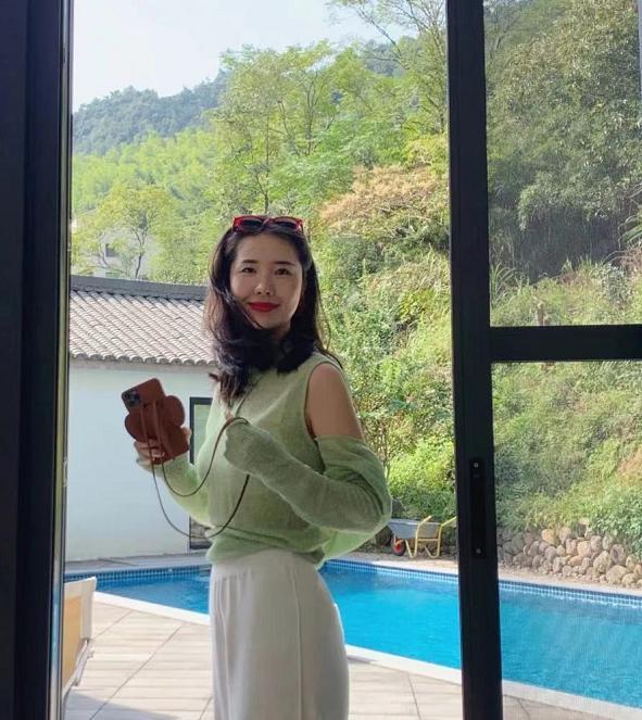 董花花打扮似女总裁迎新年,许愿:暴富暴瘦,独自美丽不再靠蒋凡