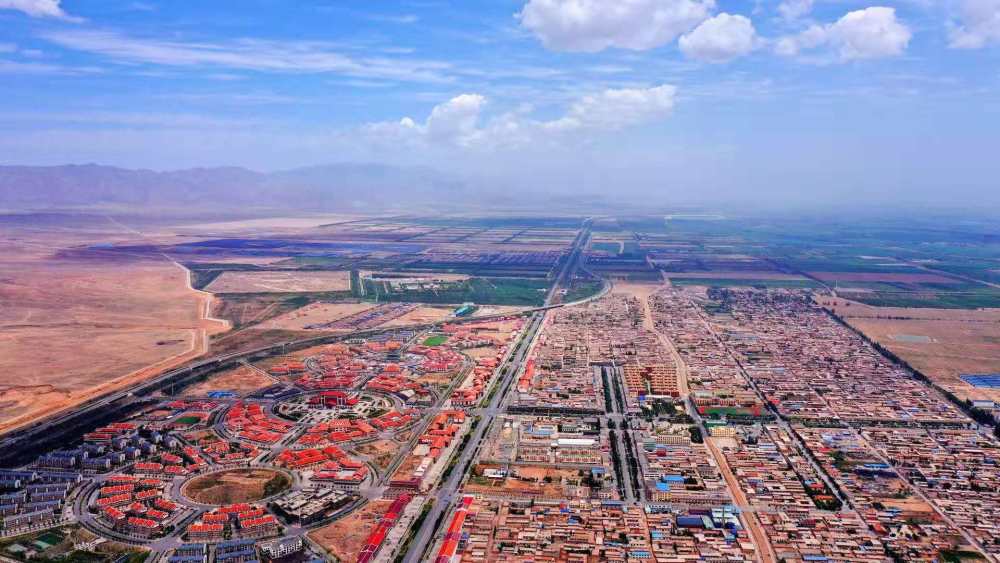 宁夏闽宁镇山海共建干沙滩变金沙滩