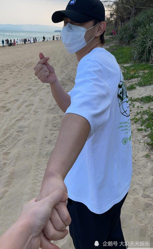 雷佳音情人节晒与邓伦牵手照