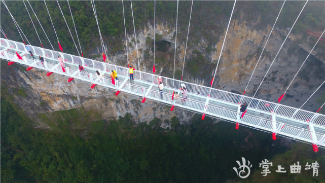 属喀斯特地貌,亚热带气候,其中今年春节开放的玻璃栈道也称"凤凰天桥"