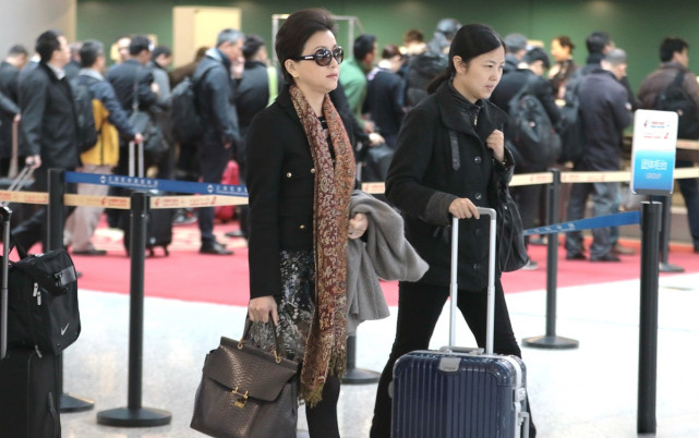 50岁职场女人开春穿什么学杨澜长西装纱裙气质优雅又减龄