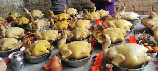 茂名人的春节,上百只鸡集体拜神,场面壮观