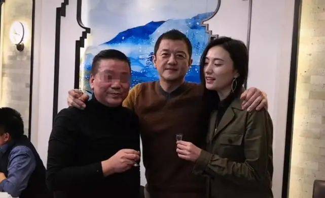 大理酒吧排行_李亚鹏情人节带女友大理度假,送女友特制鲜花,酒吧醉酒唱歌示爱好...