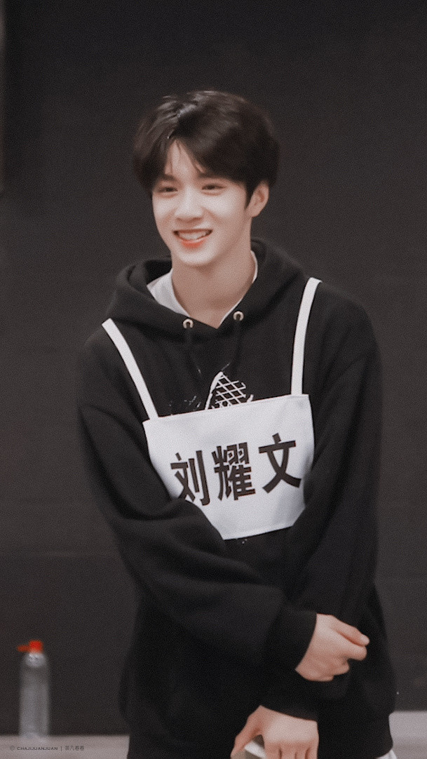 壁纸刘耀文愿你长成厉害的大人和永远万事胜意的少年