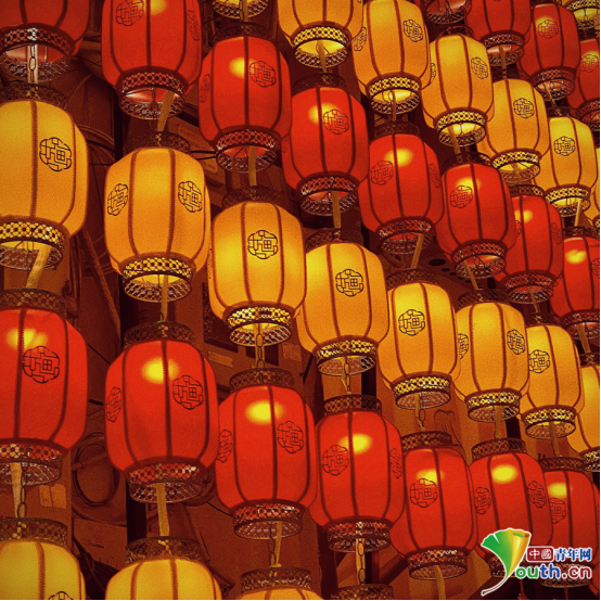 新春走基层赶大集买年货返乡大学生用镜头记录家乡年味