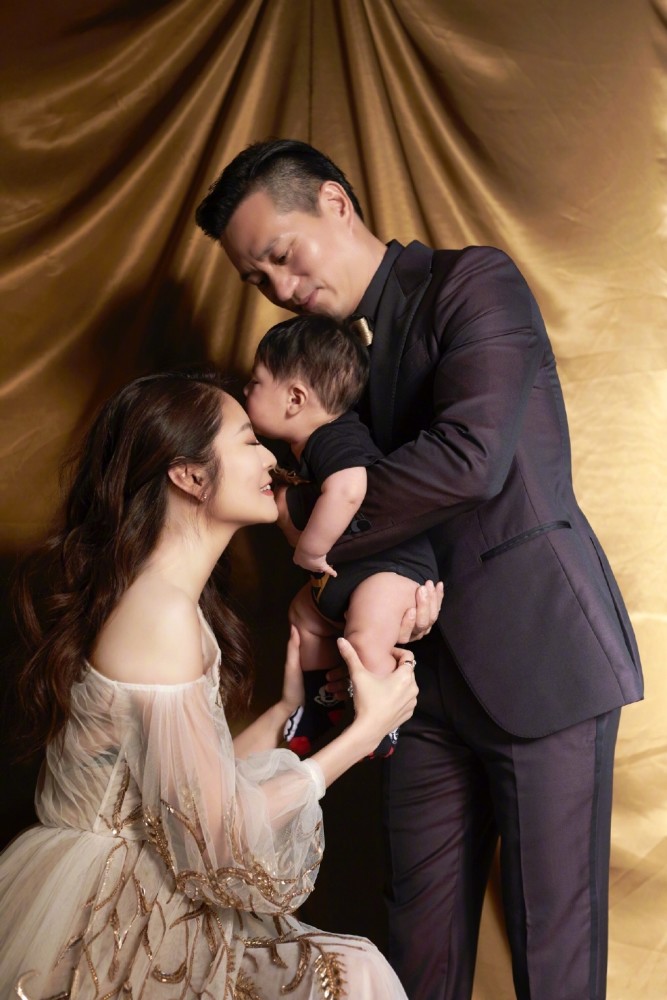 安以轩女儿正脸照曝光鼻子高挺发量旺盛一双大眼呆萌可爱