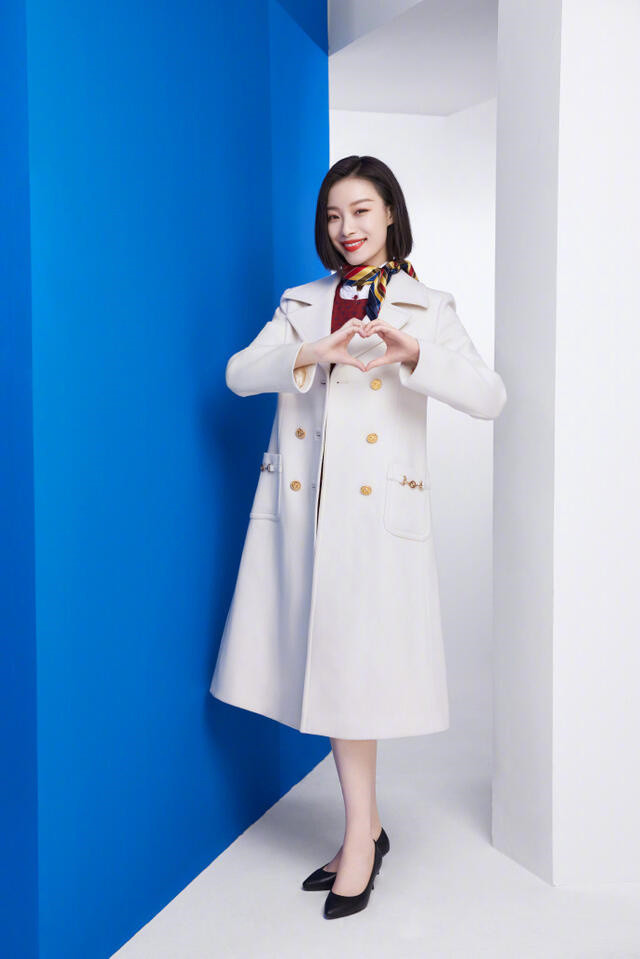 倪妮春晚首秀满分,波波头配30000元大衣演小品,气质刚刚好_腾讯新闻