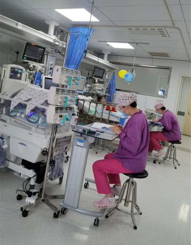 picu医护人员陪先心病宝宝们一起迎接新年