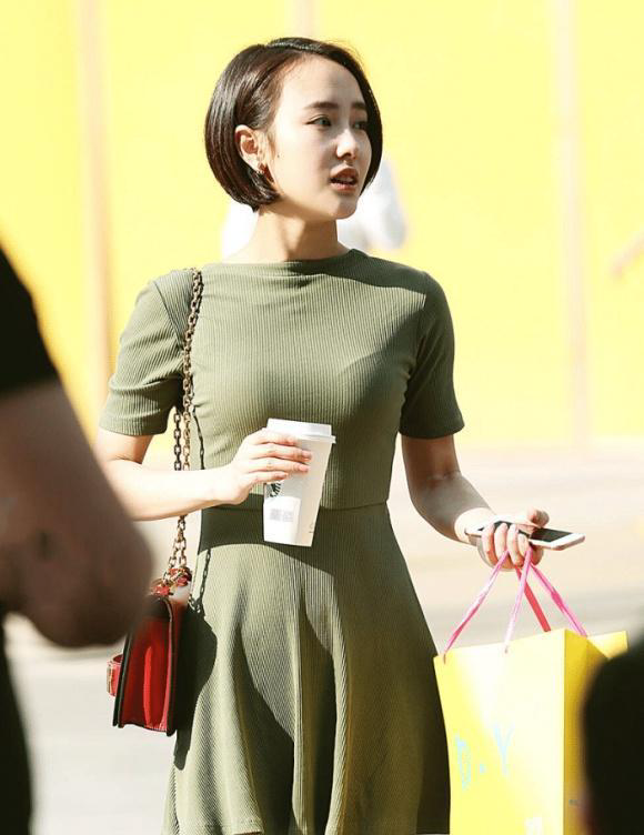 短发女生偏爱精简的穿搭,一袭绿色短袖裙,清新靓丽气质迷人