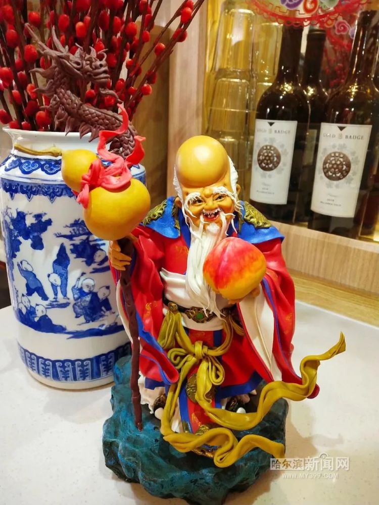 面人,也称面塑,年模,面花,是一种制作简单但艺术