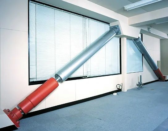 制震技术范例:配置了巨型阻尼器的大楼墙面(3)免震(即"基本隔震")