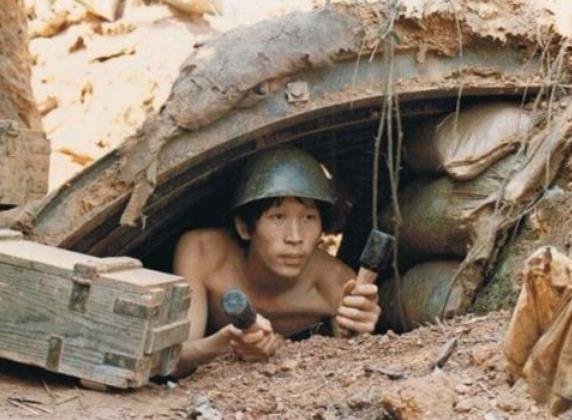 老山战役,英雄孤身击毙数十人,中央军委表扬,转业后被恶霸刁难