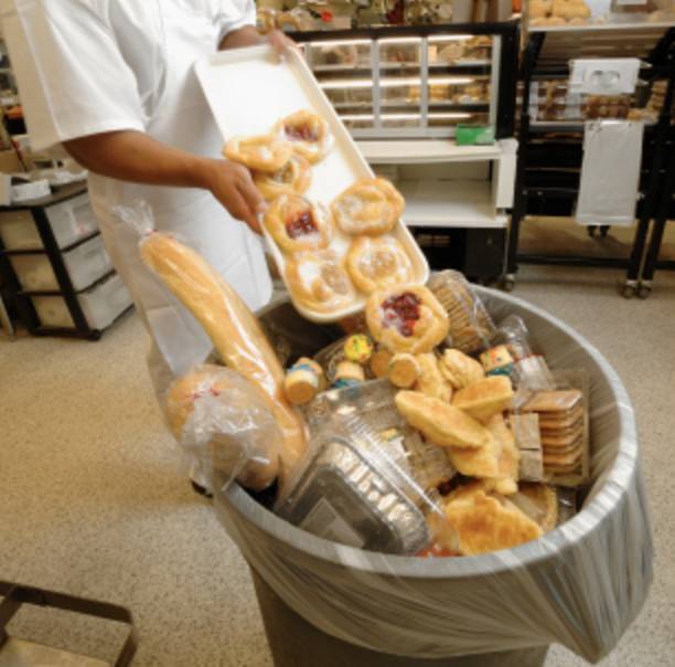 "浪费成性"的发达国家,食物买一半丢一半,路灯空调从来不关