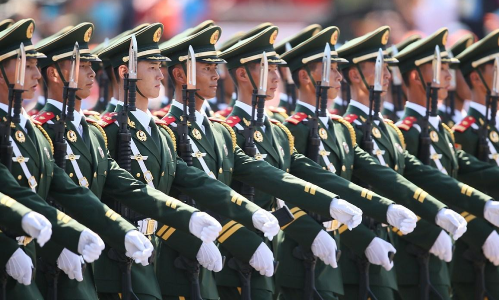 并且有力度和气势,光看中国军人的正步,就能想象出他们在战场上一往无