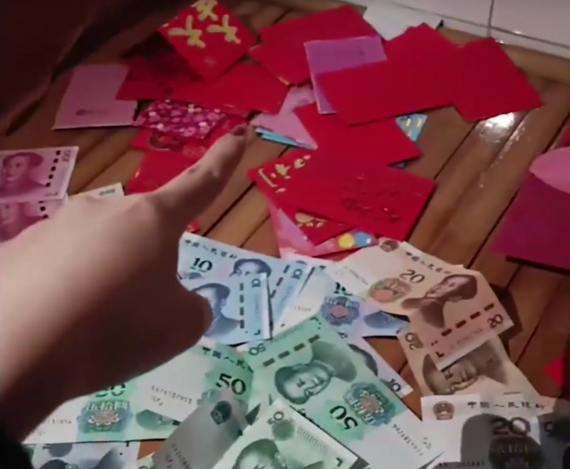 女生跟男朋友回广东过年红包收到手软拆红包时笑不出来了