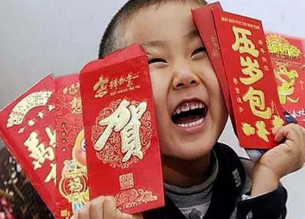 女生跟男朋友回广东过年红包收到手软拆红包时笑不出来了