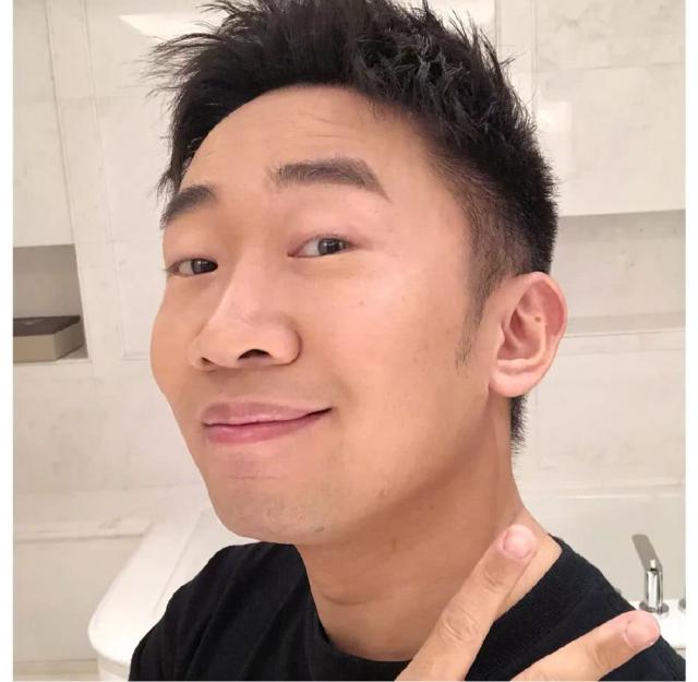 别的小朋友都喜欢唱歌,跳舞,而杨迪偏偏喜欢看小品,对其中搞笑的段子