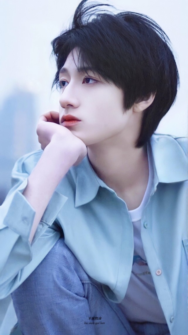 仅靠写真就能出圈05少年朱志鑫清冷海风裹挟山城烟火悄然肆意生长