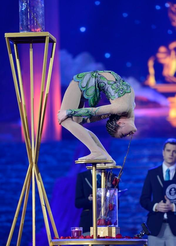 中国第一柔术美女m形折叠惊艳世人已达登峰造极境界