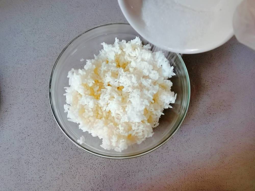 大米淘洗干净烹饪步骤:金龙鱼小鲜米 250克,精盐 3克,淀粉 2克,生抽