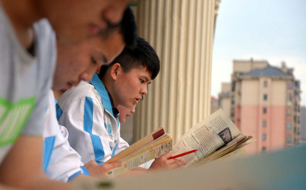 有的人认为寒门学子寒窗苦读十几年,应该好成绩,超过一些"不学无术"的