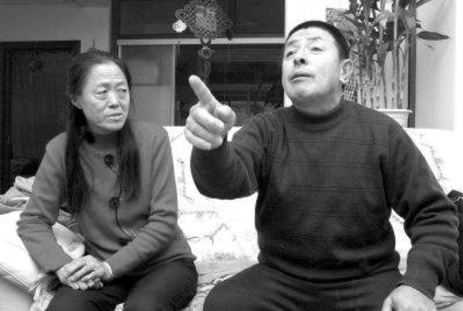 2002年,郭萍几乎已不能下床走路,她多次给王德显打电话,索要一些治脚