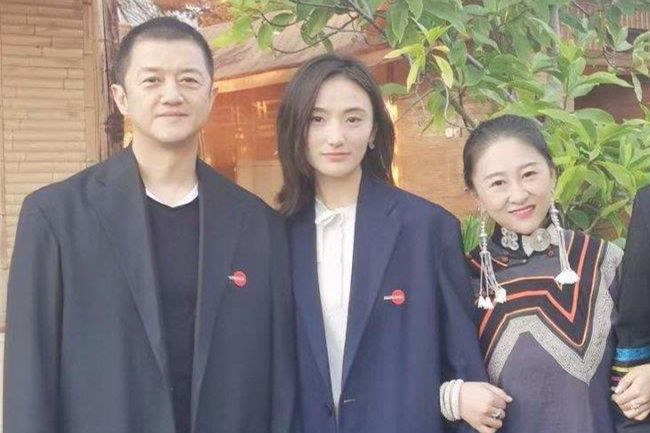 李亚鹏带小女友首过情人节高唱情歌示爱对方曝两人吃米线过节