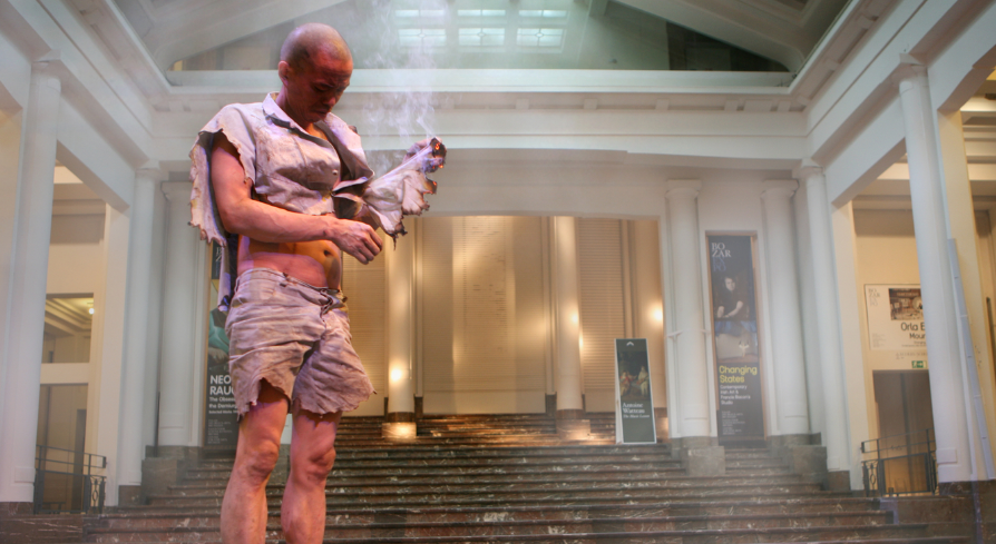 行为艺术家何云昌:将肋骨取出后做成项链,分别送给5位女子