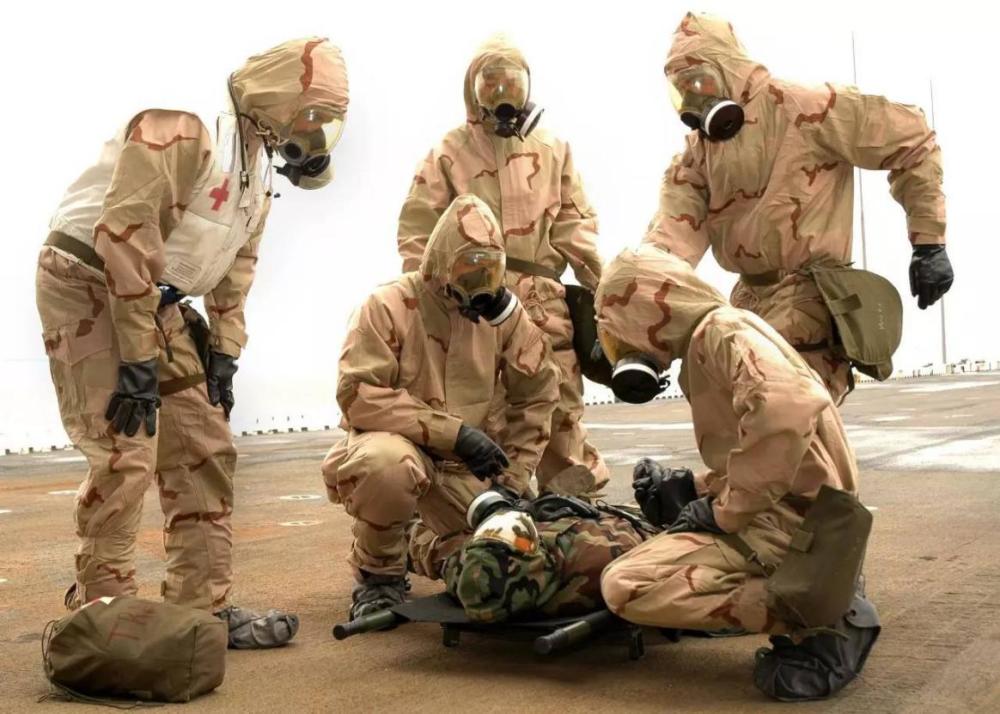 阿马什美国称她生化夫人直到抓住她后士兵才脱下防护服