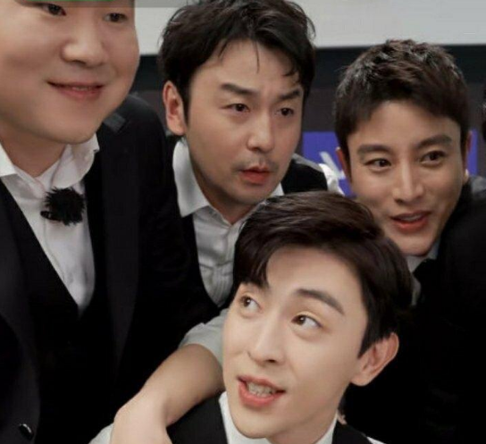 雷佳音晒和邓伦牵手照,兄弟感情更需用心维护,海内存知己_腾讯新闻