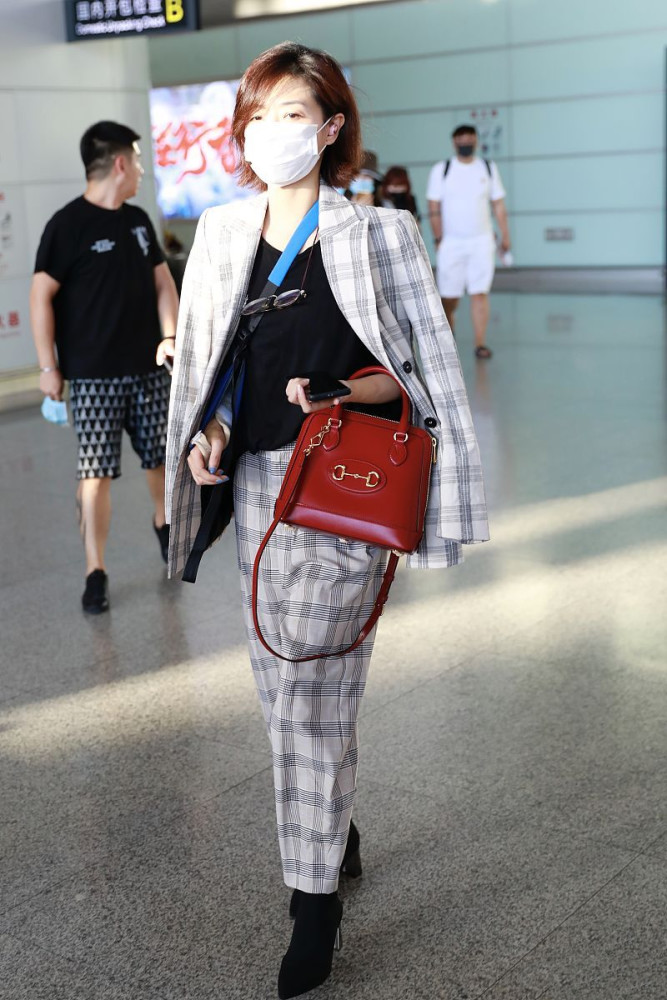 万茜越来越会打扮,穿"格子"西装配高跟短靴,气质优雅又飒爽_腾讯新闻