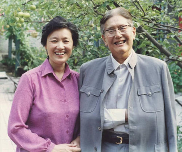 为娶小22岁的妻子章含之,过二人世界,乔冠华不惜与子女断绝来往